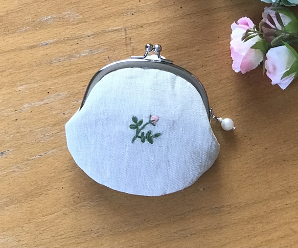 ローズピンクのバラ　　手刺繍　リネンのがま口　 2枚目の画像