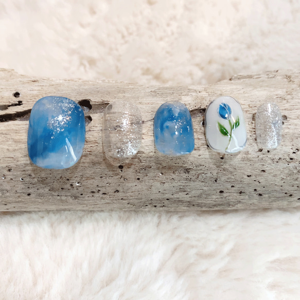 青色チューリップ ブルー 花柄 花模様 ベリーショートネイルチップ フラワーアート 短い爪 小さい爪 つけ爪 大理石 1枚目の画像