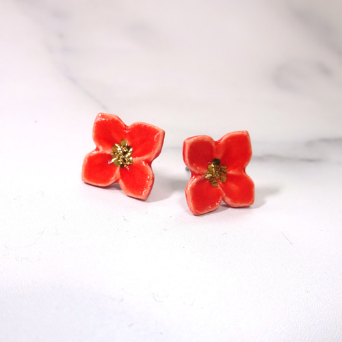 小さな花のpieace ／earring(赤） ピアス（スタッド・一粒