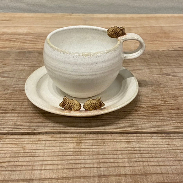 魂さまオーダー品】タイヤキのコーヒーカップとソーサー（白マット 