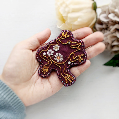 キラキラ カエル、ワニ立体アニマル　ビーズ刺繍ブローチ キラキラ様専用 カエル、ワニ立体アニマル ビーズ刺繍ブローチ