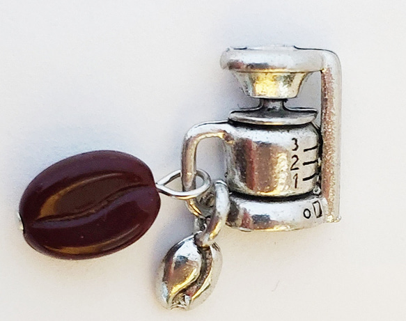 【コーヒーメーカー　と　珈琲豆　の　揺れる　ピンブローチ】父の日　　シルバー　カフェ　　コーヒーマシーン　 2枚目の画像