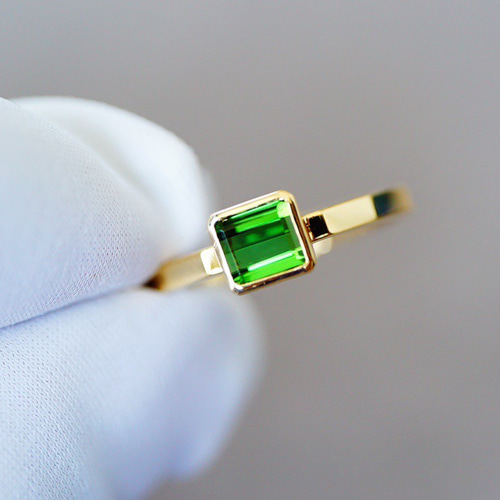 K18刻印入り、パールと緑色の天然石！！石目は分かりません。