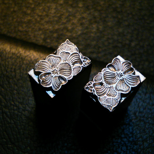 鉛の花飾り リアルフラワー2個 メタルスタンプ 装飾 活字 刻印 レザー