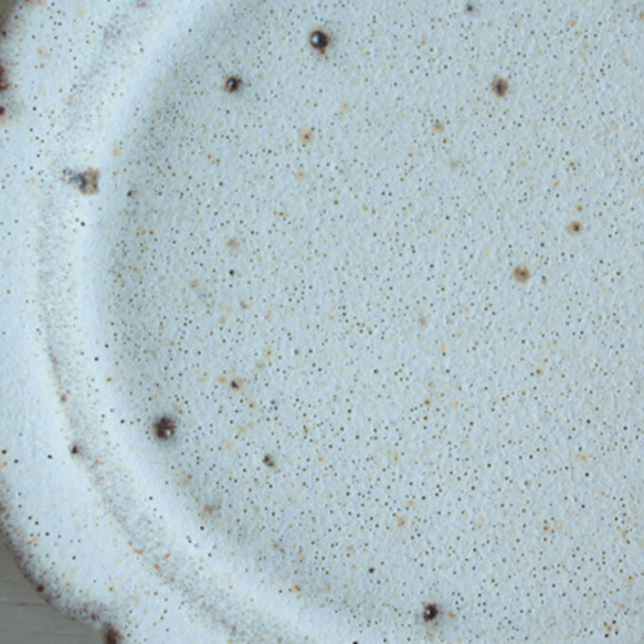 鉄粉のある　シャビーな雰囲気の輪花皿 小皿　乳白　陶器　 5枚目の画像