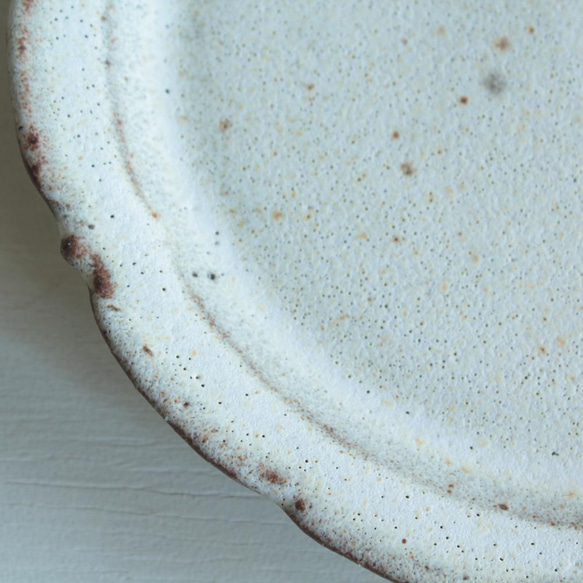 鉄粉のある　シャビーな雰囲気の輪花皿 小皿　乳白　陶器　 4枚目の画像