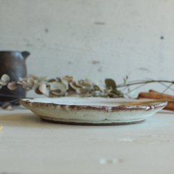 鉄粉のある　シャビーな雰囲気の輪花皿 小皿　乳白　陶器　 3枚目の画像