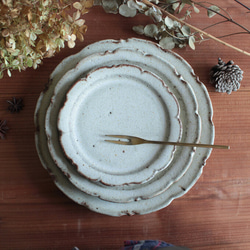 鉄粉のある　シャビーな雰囲気の輪花皿 小皿　乳白　陶器　 8枚目の画像