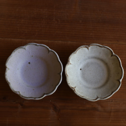 NEW! 鉄粉のある　輪花　小鉢皿　乳白　シャビーな雰囲気の陶器　 8枚目の画像