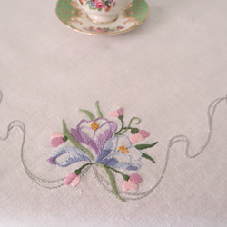 ドイツの手仕事/淡い水色・紫色のお花を束ねたブーケの手刺繍 生地 コットン素材  (ヴィンテージ) 6枚目の画像