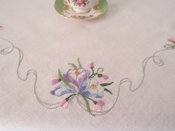 ドイツの手仕事/淡い水色・紫色のお花を束ねたブーケの手刺繍 生地 コットン素材  (ヴィンテージ) 6枚目の画像