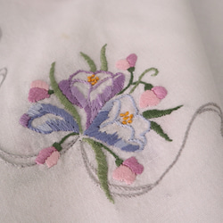 ドイツの手仕事/淡い水色・紫色のお花を束ねたブーケの手刺繍 生地 コットン素材  (ヴィンテージ) 9枚目の画像