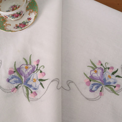 ドイツの手仕事/淡い水色・紫色のお花を束ねたブーケの手刺繍 生地 コットン素材  (ヴィンテージ) 1枚目の画像