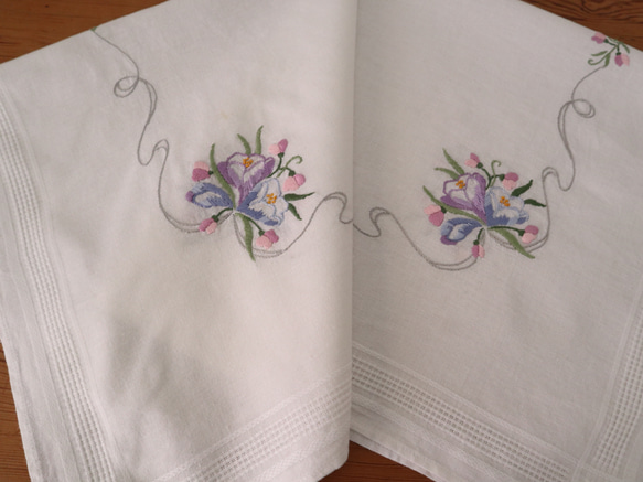 ドイツの手仕事/淡い水色・紫色のお花を束ねたブーケの手刺繍 生地 コットン素材  (ヴィンテージ) 8枚目の画像