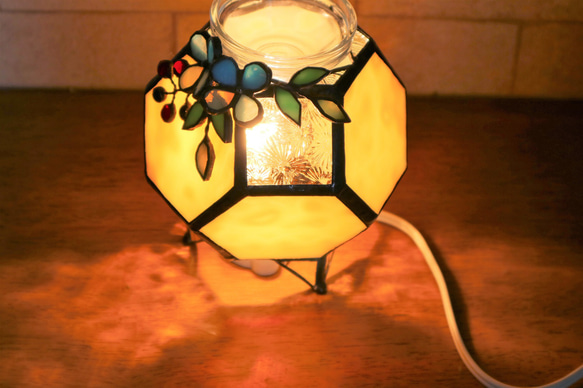 ミルクガラスのアロマランプ(花付き) 8枚目の画像