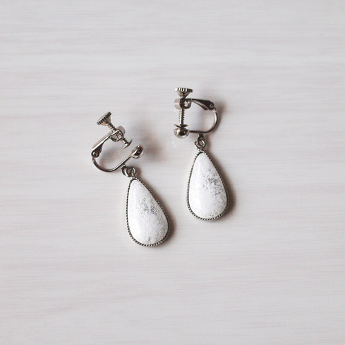 No.913  しずくホワイトイヤリング No.913 しずくホワイトイヤリング