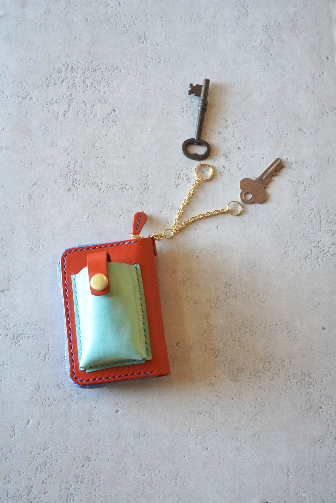 【イタリアンレザー】ラウンドファスナーキーケース｜スマートキー対応・艶やかレッドと水色