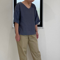 【新色】フレンチリネン100% シンプルで着回しやすい サラッと一枚で着れる Vネックブラウス (チャコールグレー) 2枚目の画像