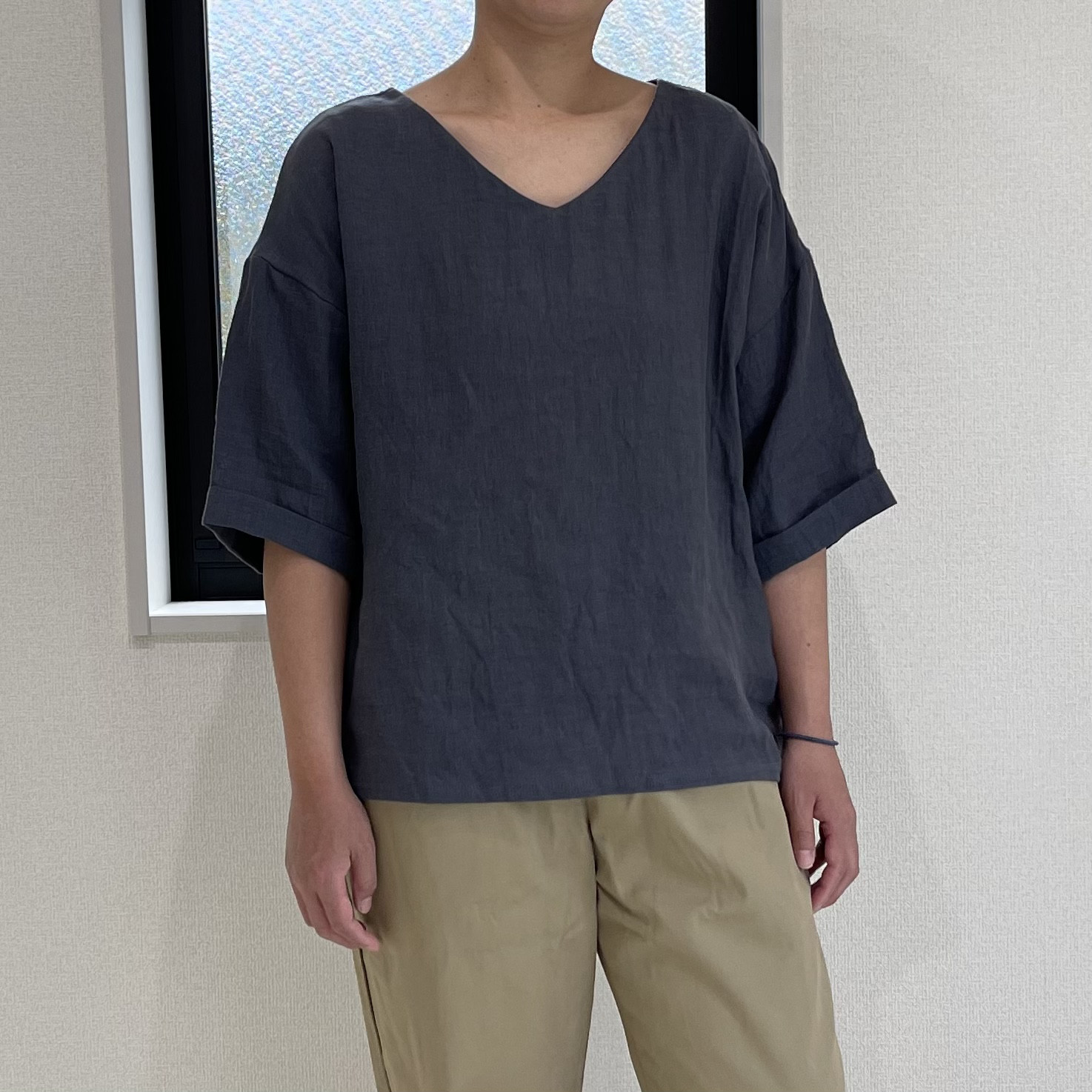 【新色】フレンチリネン100% シンプルで着回しやすい サラッと一枚で着れる Vネックブラウス (チャコールグレー)