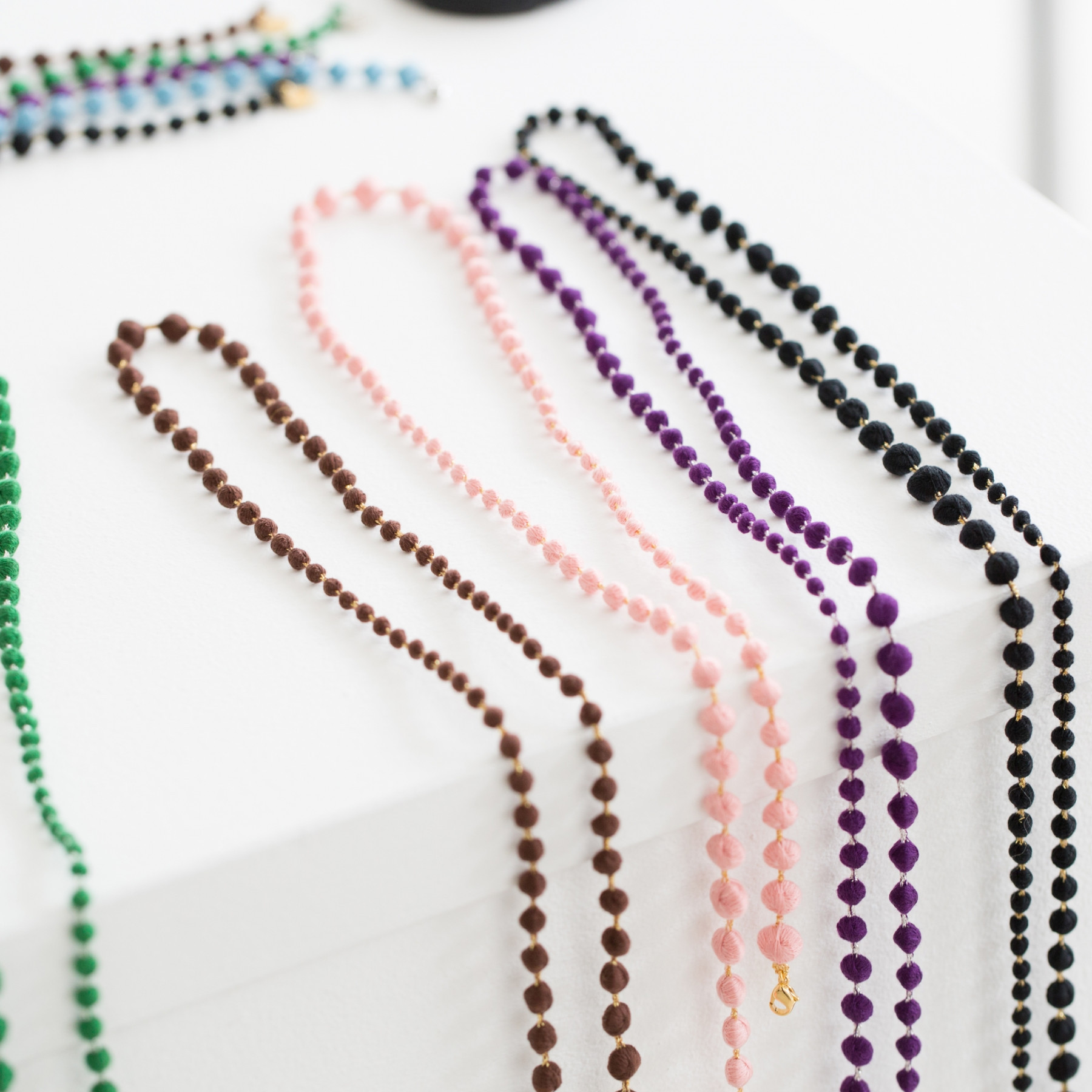 【糸のネックレス】スフィア・プラス80㎝ネックレス（キュプラ×ラメ）　カジュアル　カラフル　金属アレルギー　軽い　刺繍