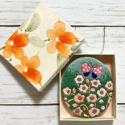 手刺繍オリジナルブローチ＊レトロポップな花と蝶 2枚目の画像