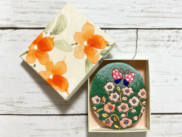 手刺繍オリジナルブローチ＊レトロポップな花と蝶 2枚目の画像