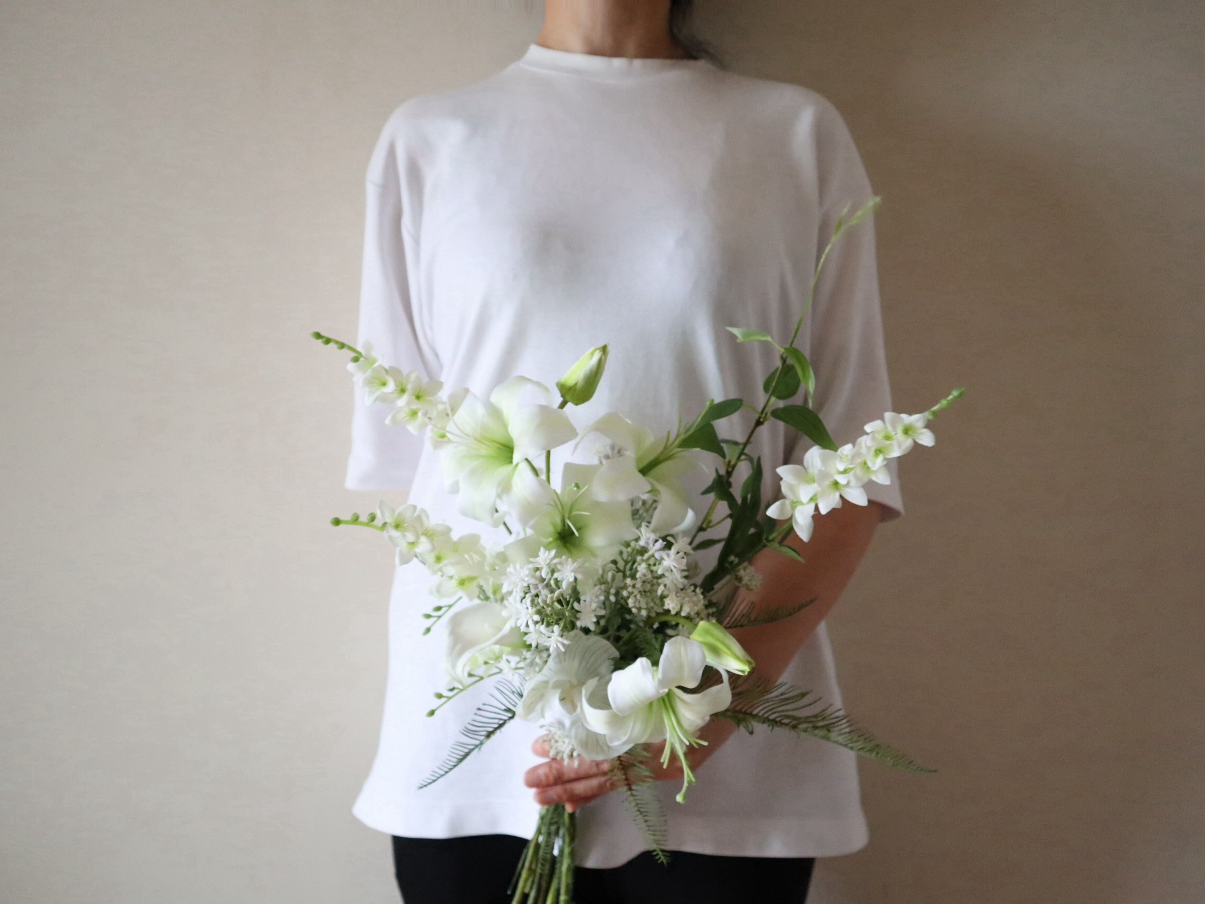 フレッシュグリーンとホワイトリリィが動きのあるスリムクラッチブーケ♡  アーティフィシャルフラワー