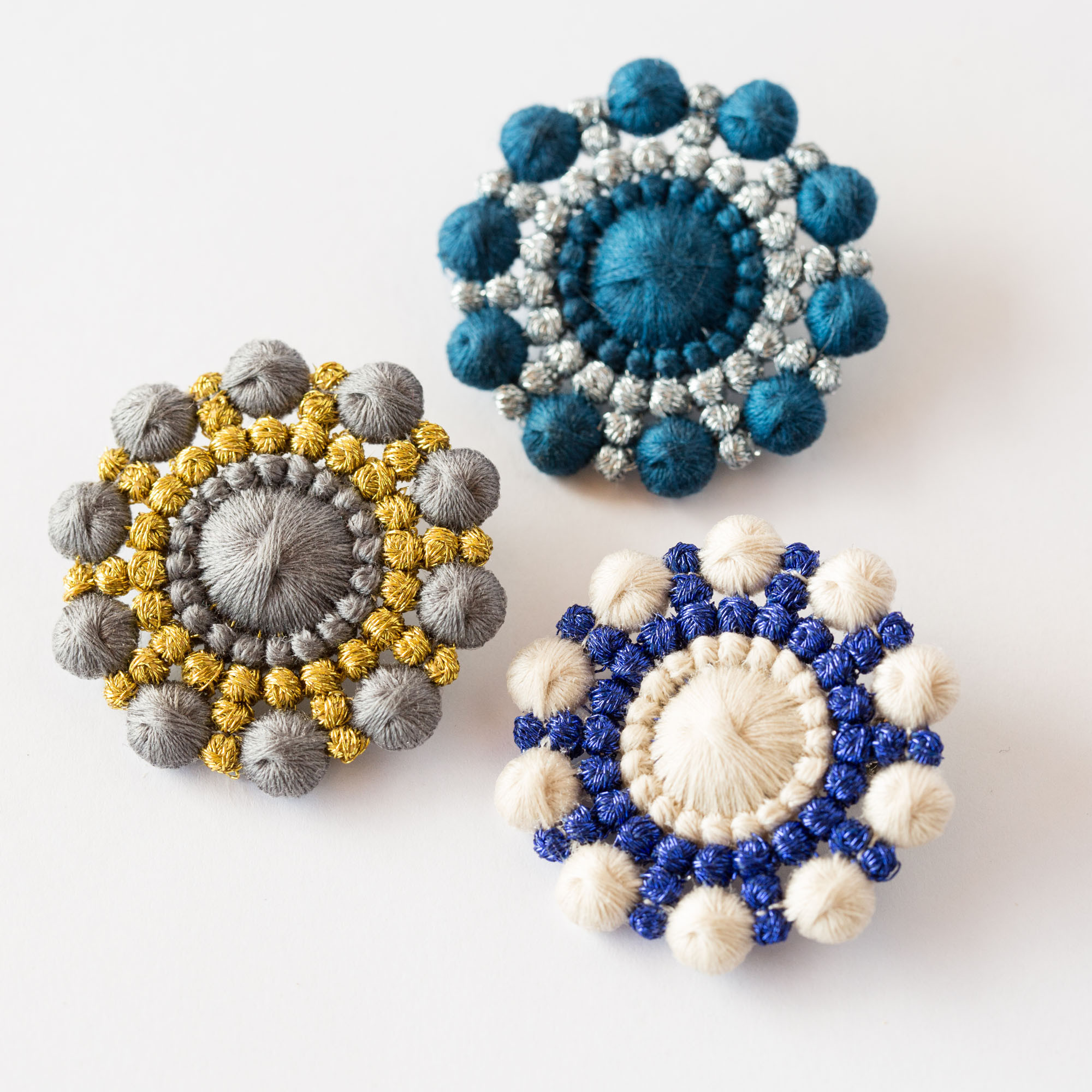 ハナビブローチ　糸　刺繍　軽い　花　カラフル　かわいい 花火　ワンポイント　コサージュ