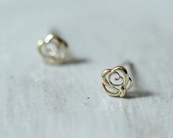 K9YG/9金☆薔薇 シンプル 華奢バラ 輝くローズ ミニピアス繊細