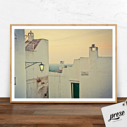 クラシコイタリア 古い町並みから覗く空と海 ポスター 1枚目の画像