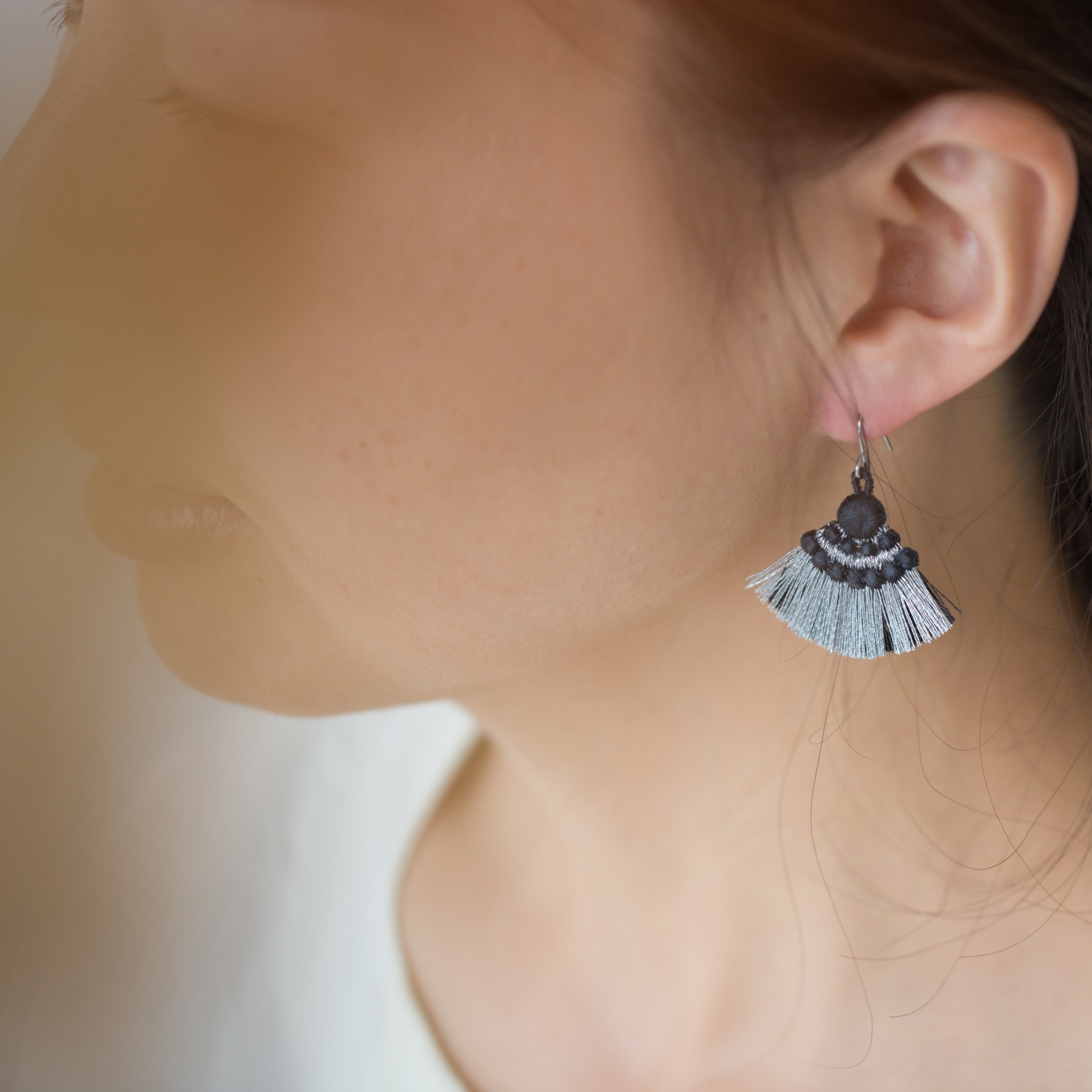 【糸のピアス】ピーコックピアス　イヤリング　刺繍　金属アレルギー　軽い　ゆれる　フォーマル　シンプル　キラキラ　フリンジ