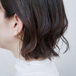 耳環「也」黃銅蛇鏈 2 向 第3張的照片