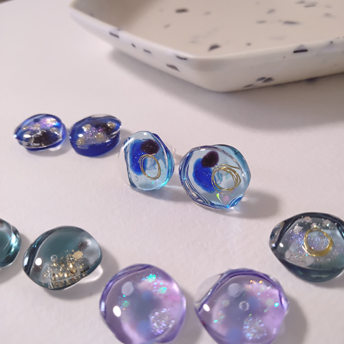 気まぐれペイントおはじき小粒カボションピアス/イヤリング 夜空と銀河 