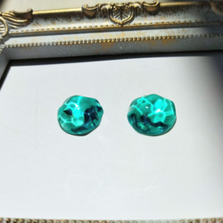 ターコイズブルー(濃い)カラーの水面ピアス / 海 / イヤリング