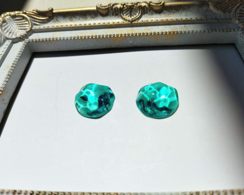 ターコイズブルー(濃い)カラーの水面ピアス / 海 / イヤリング