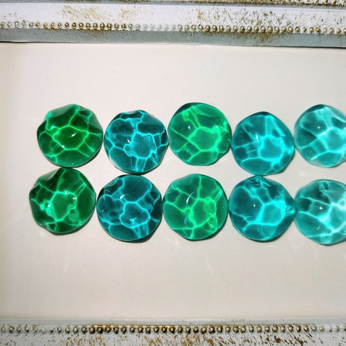 ターコイズブルー(薄い)カラーの水面ピアス / 海 / イヤリング