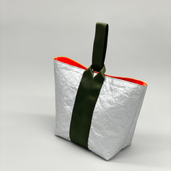 【特殊輕質材質】皺紋單手柄包（銀色、橄欖灰、黑色x霓虹橙內襯） 第3張的照片