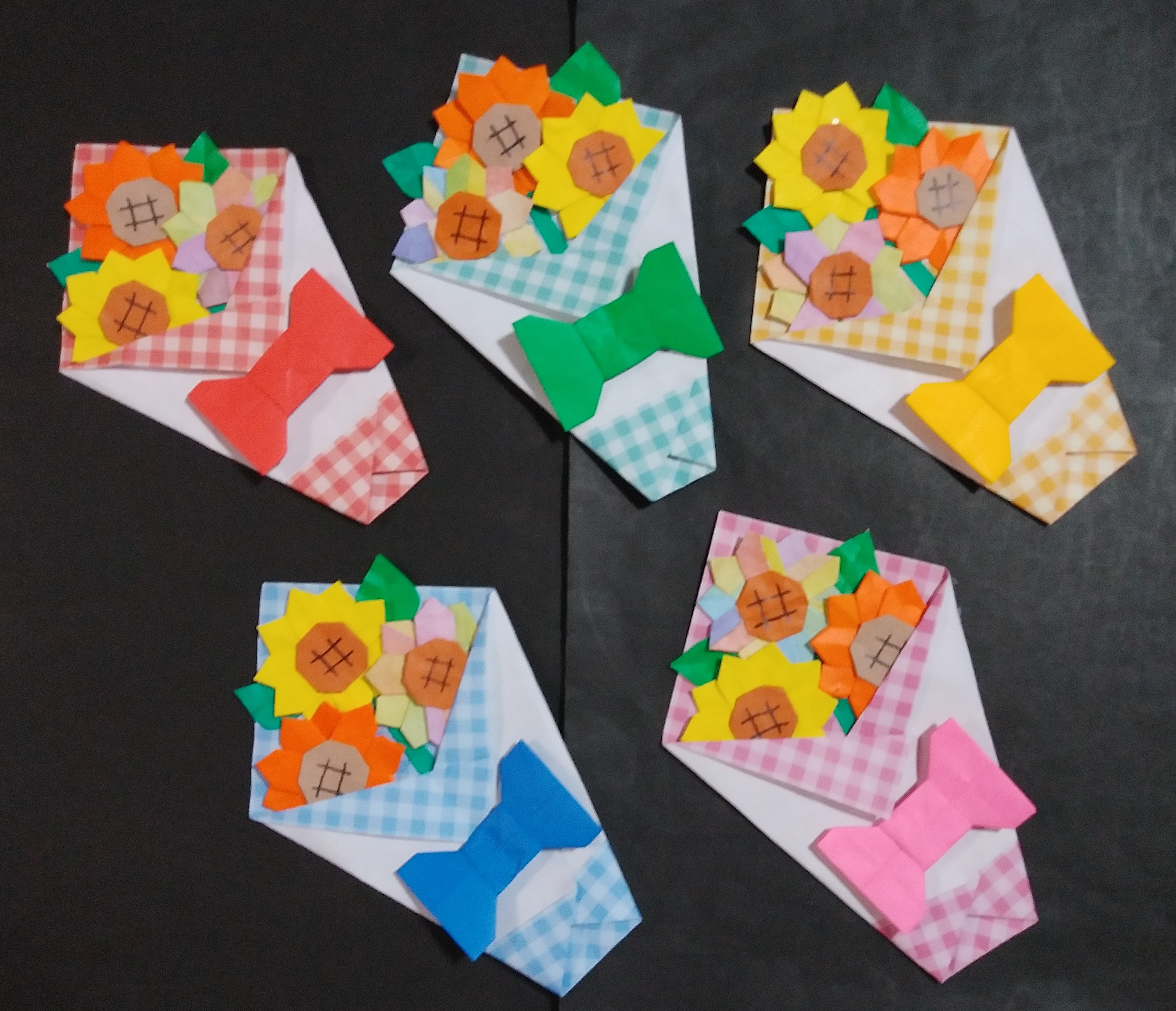 ハンドメイド 折り紙 ひまわりの花束 5点。3パターンのヒマワリです。 向日葵 夏 プレゼントや壁面飾りにどうぞ! その他素材 空の部屋  通販｜Creema(クリーマ)