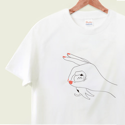 〈 ロンTへの変更もできます 〉指とたわむれるミニ猫 Tシャツ 1枚目の画像