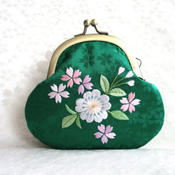 日本刺繍【サクラ】手のひらサイズのがま口　小銭入れ・キーケース　◆小桜模様緑色◆  刺繍  手刺繍  花刺繍 4枚目の画像