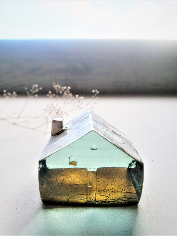 ガラスの家　置物　インテリア　濃い目ゴールド　銀の屋根 6枚目の画像