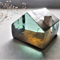 ガラスの家　置物　インテリア　濃い目ゴールド　銀の屋根 3枚目の画像