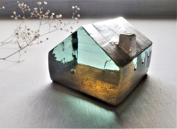 ガラスの家　置物　インテリア　濃い目ゴールド　銀の屋根 3枚目の画像