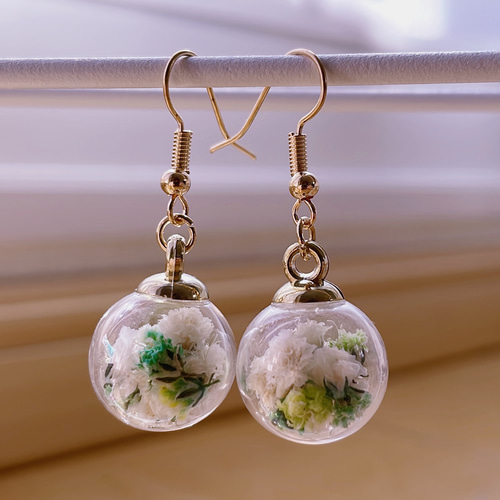 かすみ草＊ドライフラワー ガラスボール ピアス/イヤリング