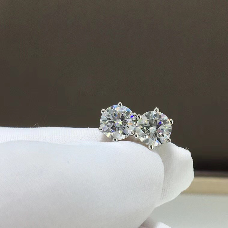 【合計1.6カラット 】輝く　モアサナイト ピアス　K18WG