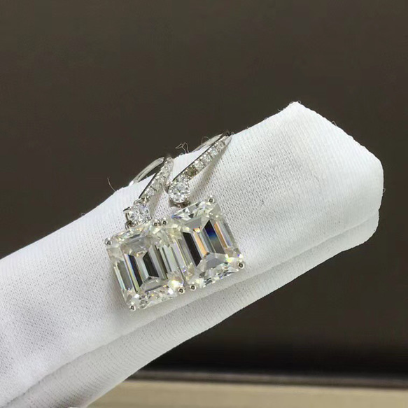 【合計4カラット 】輝く　モアサナイト ピアス　K18WG 2枚目の画像