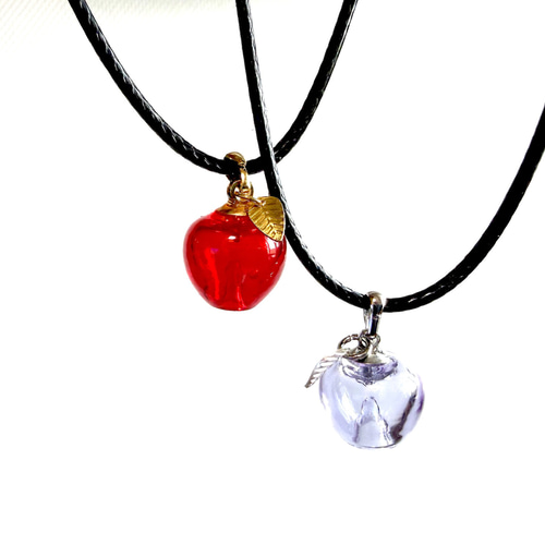 ハンドメイド 小さなりんごのアロマペンダント ガラス製 （好きな香り