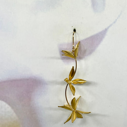 結婚式 ゴールド 花びら フラワー ゆらゆら ウエディング ブライダル ピアス イヤリング 7枚目の画像