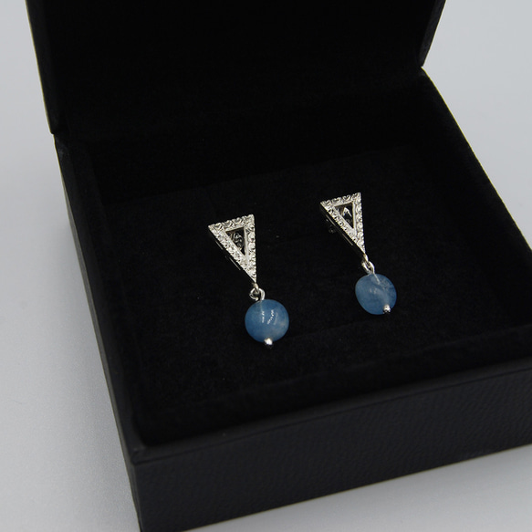 Triangle earrings with engraving patterns and Aquamarine 第3張的照片