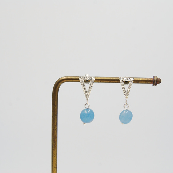 Triangle earrings with engraving patterns and Aquamarine 第4張的照片